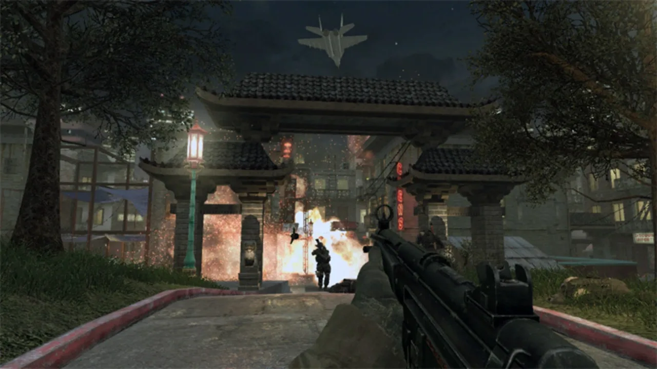 A first-person firefight unfolds in Call of Duty 4: Modern Warfare during a military assault.