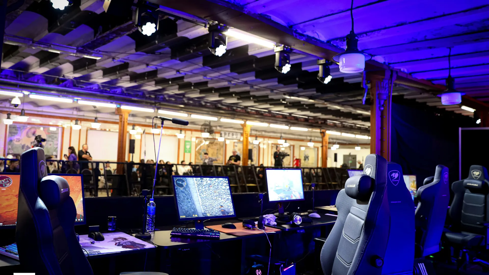 Counter-Strike PCs and gaming chairs line a subway platform at FiReLEAGUE Buenos Aires 2025