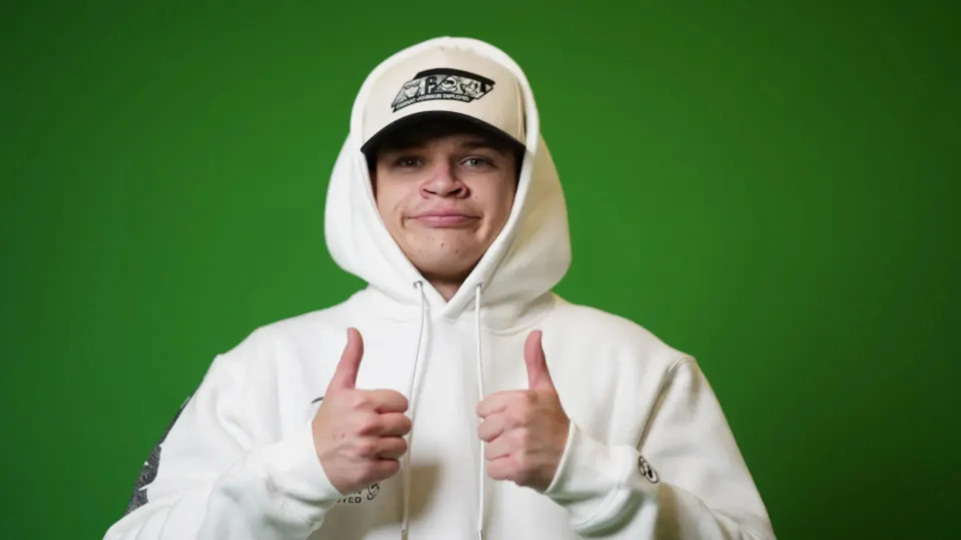 Jynxzi doing a thumbs up on a green background