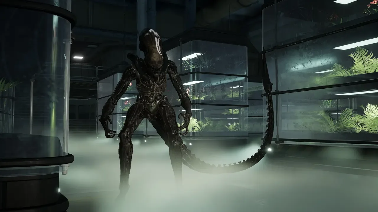 A Xenomorph stands inside a fog-filled research facility in Aliens: Fireteam Elite 2.