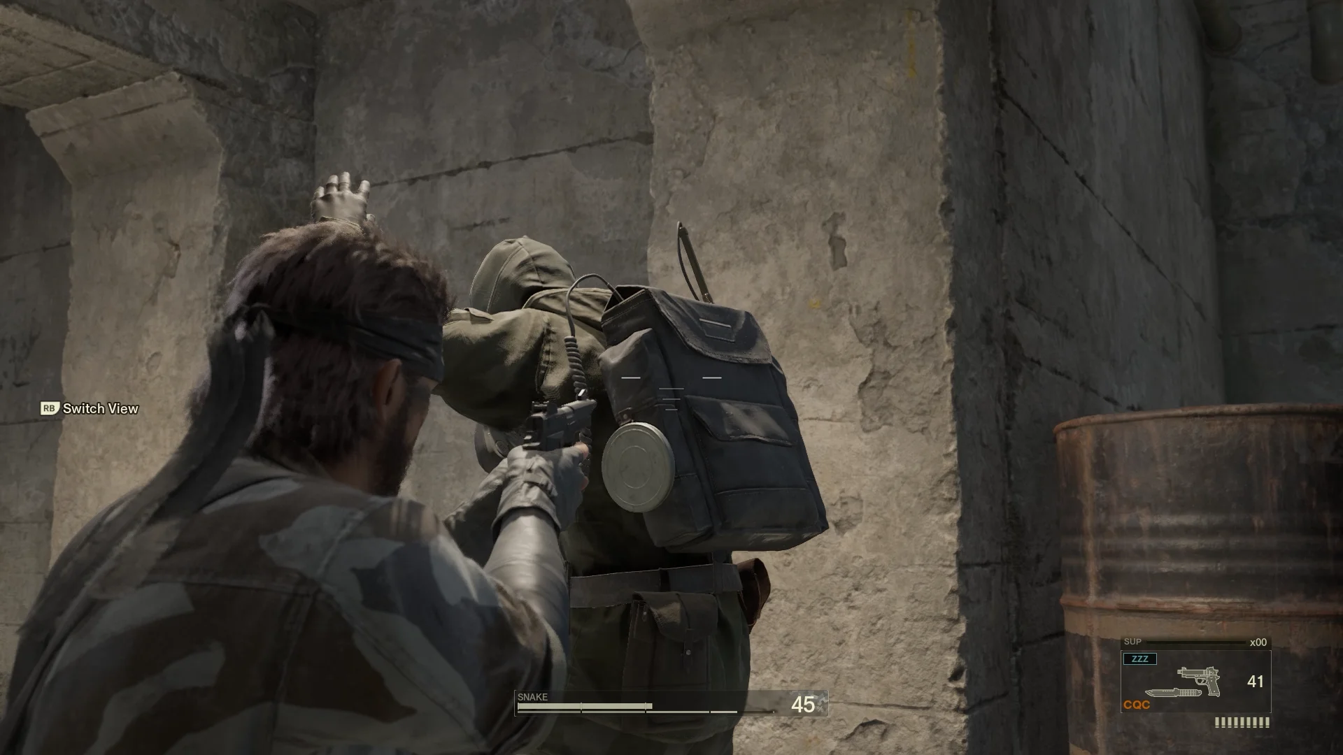 Snake aims a tranquilizer pistol at a guard during a hold-up in Metal Gear Solid Delta: Snake Eater.