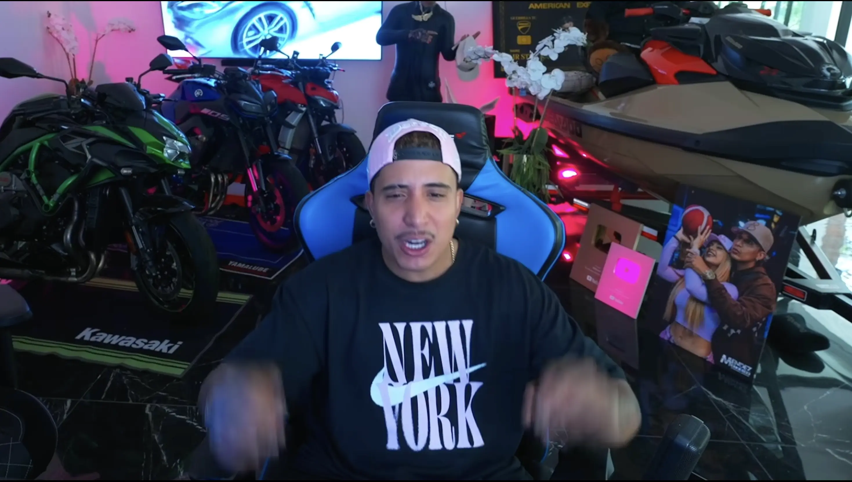 MrStivenTC streaming from a neon-lit room filled with motorcycles and a jet ski.